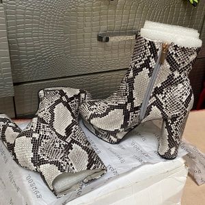 Ladies size 8 bamboo boots